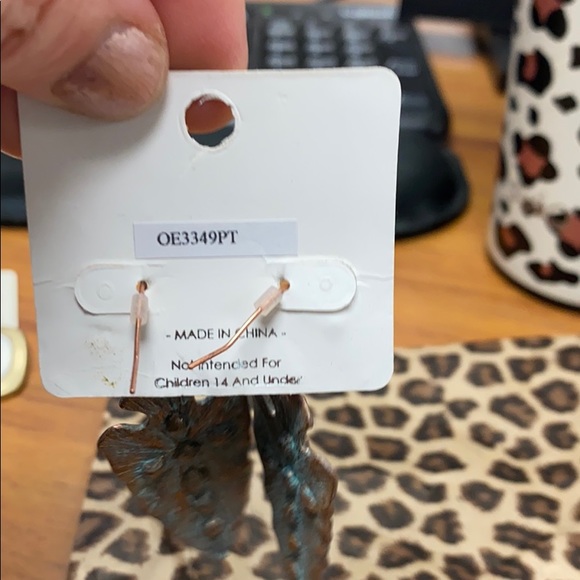 Arrowhead rhinestone earrings NWT pierced dressy - Picture 3 of 3